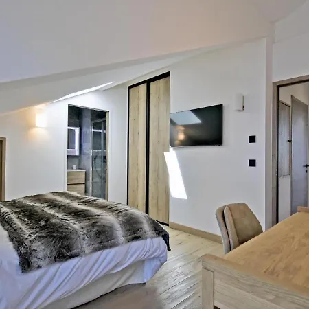 Apartment Renovated Ski-in Ski-out With 4 Bedrooms