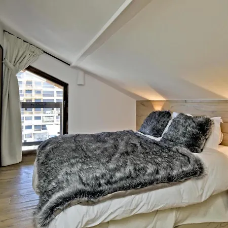 Renovated Ski-in Ski-out With 4 Bedrooms *